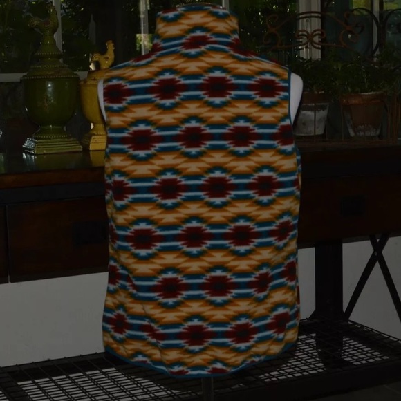 Patagonia vest ! Aztec ! Like brand new - Picture 4 of 5